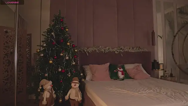 Smiley Mia online show from 12-14-25, 05:02