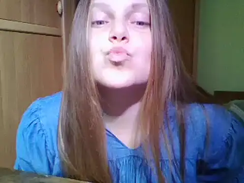 Snapshot of Evasapples chatting on 12-13-24, 04:05 Evasapples online show from 12-13-24, 04:05