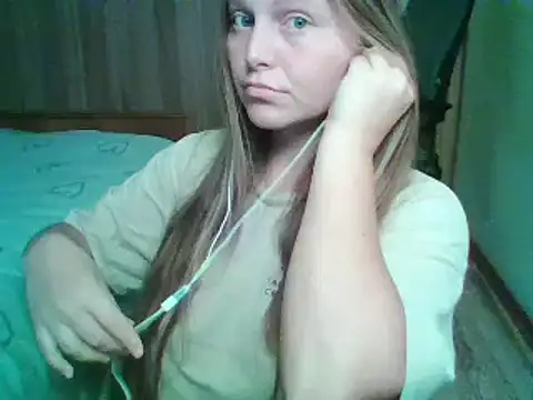 Snapshot of Evasapples chatting on 10-13-25, 06:19 Evasapples online show from 10-13-25, 06:19