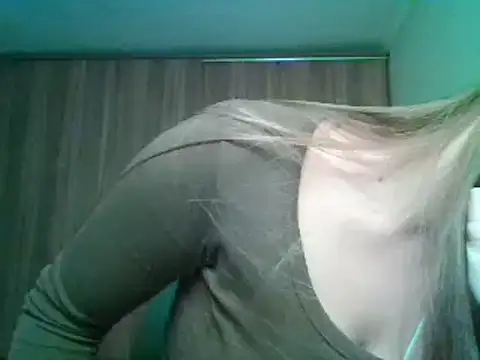 Snapshot of Evasapples chatting on 10-25-25, 06:02 Evasapples online show from 10-25-25, 06:02