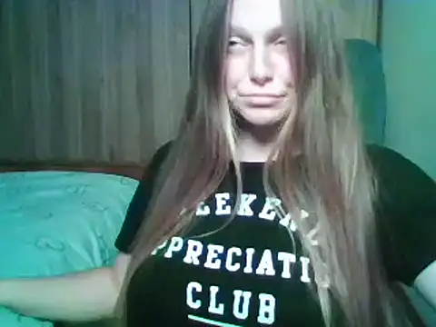 Snapshot of Evasapples chatting on 10-27-25, 10:14 Evasapples online show from 10-27-25, 10:14