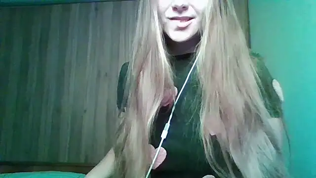 Snapshot of Evasapples chatting on 11-22-25, 02:05 Evasapples online show from 11-22-25, 02:05