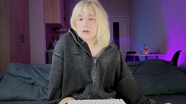 Snapshot of Gregory_Byyrd chatting on 10-17-25, 09:06 Gregory Byyrd online show from 10-17-25, 09:06