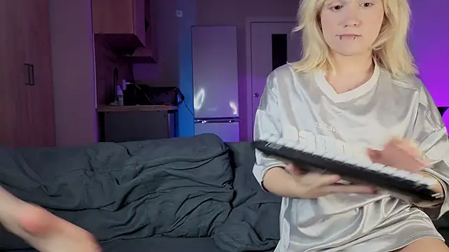 Snapshot of Gregory_Byyrd chatting on 10-18-25, 09:04 Gregory Byyrd online show from 10-18-25, 09:04