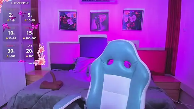 Snapshot of estrella_bigboobs14 chatting on 12-19-25, 10:00 estrella bigboobs14 online show from 12-19-25, 10:00