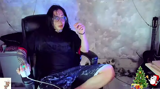 Snapshot of mikeysloan chatting on 12-30-24, 11:38 mikeysloan online show from 12-30-24, 11:38