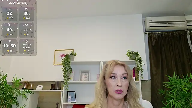 Snapshot of LadyLeea chatting on 06-18-26, 03:40 LadyLeea online show from 06-18-26, 03:40