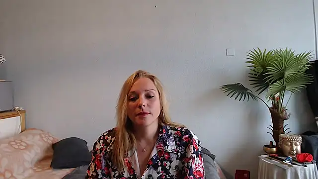 Snapshot of Doucelouve9 chatting on 02-21-25, 09:24 Doucelouve9 online show from 02-21-25, 09:24