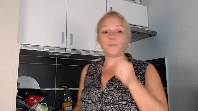 Snapshot of Doucelouve9 chatting on 09-24-25, 10:40 Doucelouve9 online show from 09-24-25, 10:40