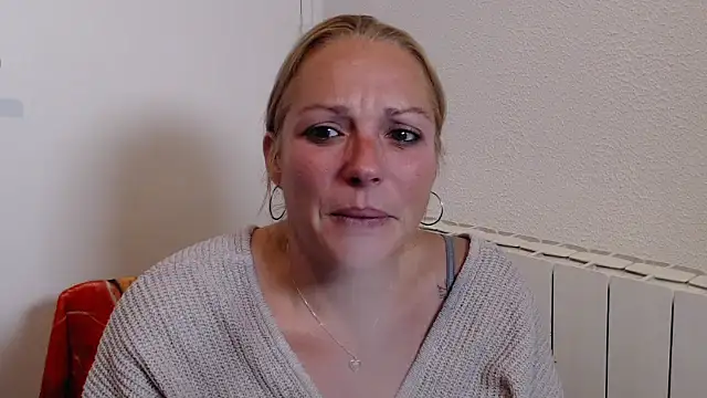 Snapshot of Doucelouve9 chatting on 12-02-25, 05:08 Doucelouve9 online show from 12-02-25, 05:08