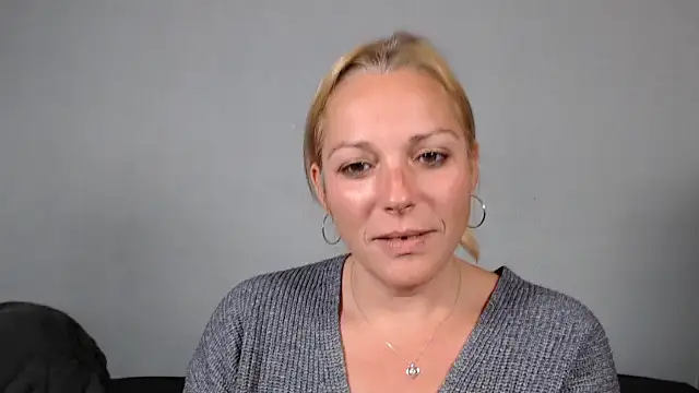 Snapshot of Doucelouve9 chatting on 12-18-25, 05:19 Doucelouve9 online show from 12-18-25, 05:19