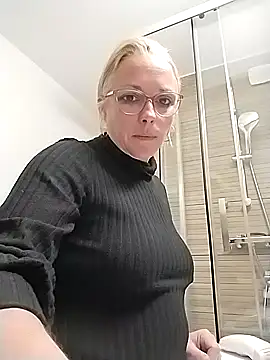 Snapshot of Doucelouve9 chatting on 03-16-26, 02:21 Doucelouve9 online show from 03-16-26, 02:21