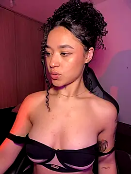 Crystal Dluna online show from 11-10-25, 05:01