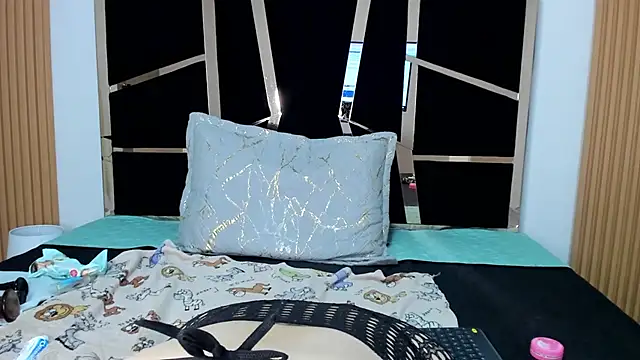 yahaira  online show from 11-18-25, 02:54