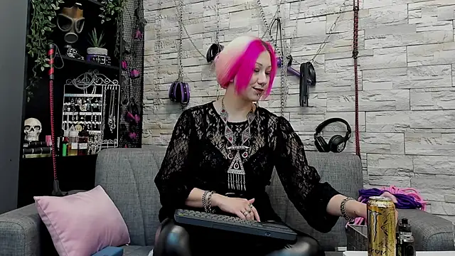 Snapshot of CruelMistress chatting on 12-13-24, 01:26 CruelMistress online show from 12-13-24, 01:26