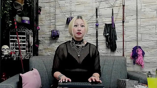 Snapshot of CruelMistress chatting on 10-28-25, 11:29 CruelMistress online show from 10-28-25, 11:29