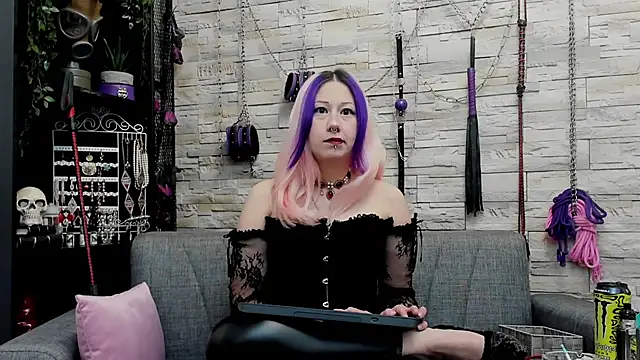 Snapshot of CruelMistress chatting on 11-19-25, 02:39 CruelMistress online show from 11-19-25, 02:39