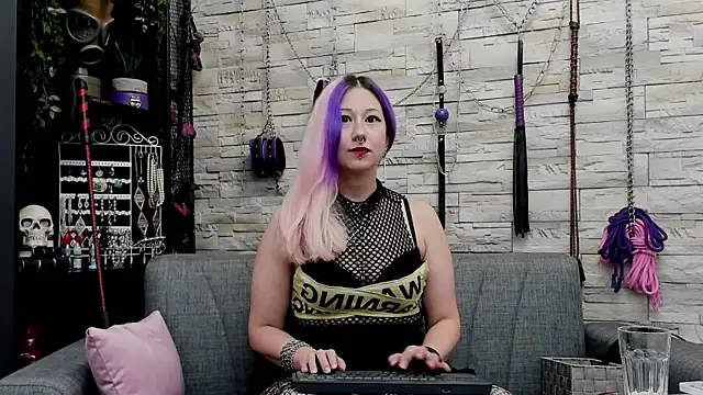 Snapshot of CruelMistress chatting on 11-22-25, 04:11 CruelMistress online show from 11-22-25, 04:11