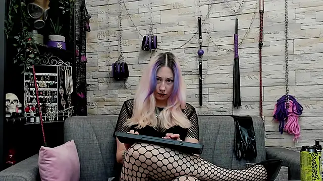 Snapshot of CruelMistress chatting on 12-04-25, 12:20 CruelMistress online show from 12-04-25, 12:20