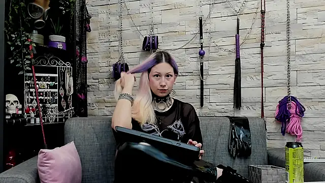 Snapshot of CruelMistress chatting on 12-05-25, 12:52 CruelMistress online show from 12-05-25, 12:52