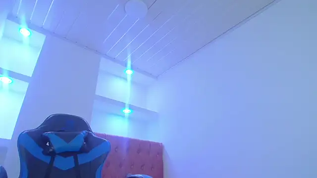 Snapshot of zoe_connor19 chatting on 03-09-25, 04:33 zoe connor19 online show from 03-09-25, 04:33