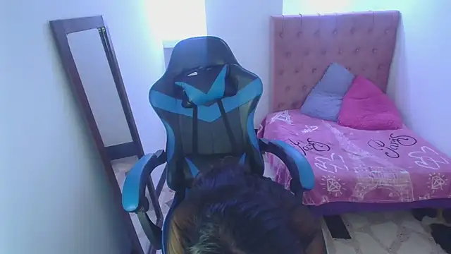 Snapshot of zoe_connor19 chatting on 03-09-25, 07:37 zoe connor19 online show from 03-09-25, 07:37