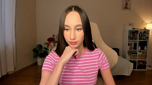 Snapshot of your_emily_ chatting on 02-20-26, 01:33 your emily online show from 02-20-26, 01:33