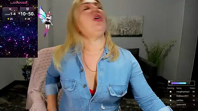 Lili Crossi online show from 11-17-25, 06:52