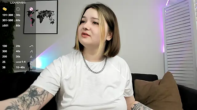 Snapshot of Alice_Walters chatting on 01-23-25, 04:15 Alice Walters online show from 01-23-25, 04:15