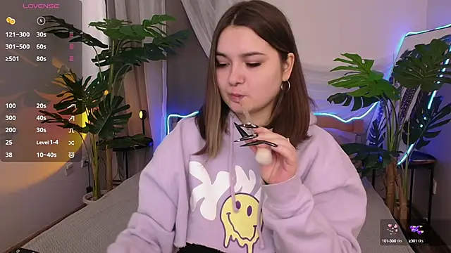 Snapshot of Alice_Walters chatting on 09-29-25, 02:44 Alice Walters online show from 09-29-25, 02:44