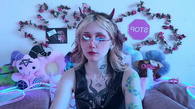 Snapshot of _Devill_Baby chatting on 05-19-26, 01:56 Devill Baby online show from 05-19-26, 01:56