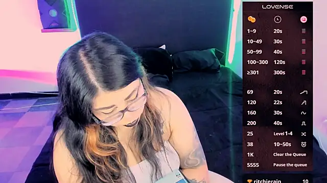 Snapshot of devilfoxtwo chatting on 12-13-24, 08:51 devilfoxtwo online show from 12-13-24, 08:51