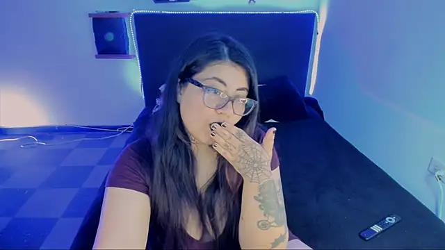 Snapshot of devilfoxtwo chatting on 02-12-25, 01:37 devilfoxtwo online show from 02-12-25, 01:37