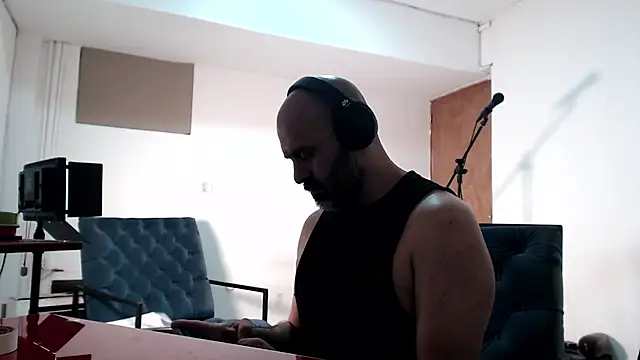 Snapshot of Gabriel_Harmant chatting on 12-18-24, 07:52 Gabriel Harmant online show from 12-18-24, 07:52