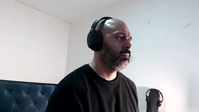 Snapshot of Gabriel_Harmant chatting on 12-20-24, 04:31 Gabriel Harmant online show from 12-20-24, 04:31