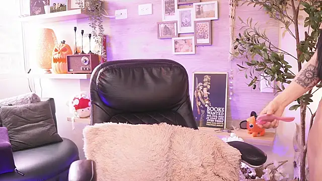 Snapshot of Dear_Morgan chatting on 10-30-25, 07:47 Dear Morgan online show from 10-30-25, 07:47