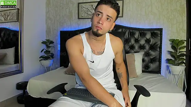 Snapshot of MattDevon chatting on 03-05-25, 05:18 MattDevon online show from 03-05-25, 05:18