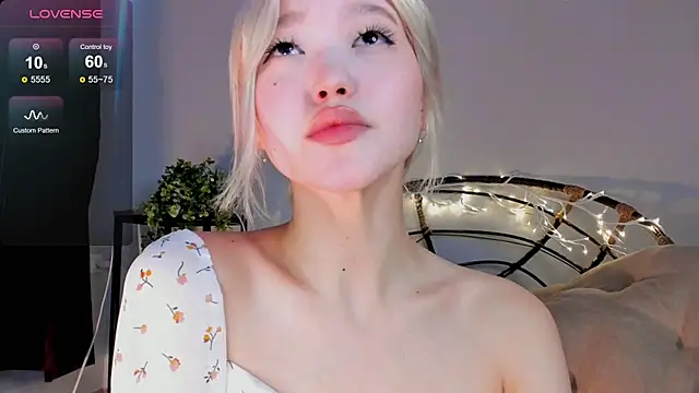 Snapshot of milli_sun_ chatting on 03-16-25, 11:16 milli sun online show from 03-16-25, 11:16