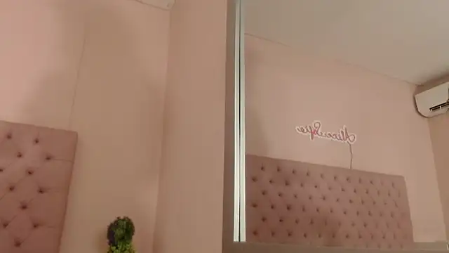 alice sofia online show from 10-22-25, 01:33