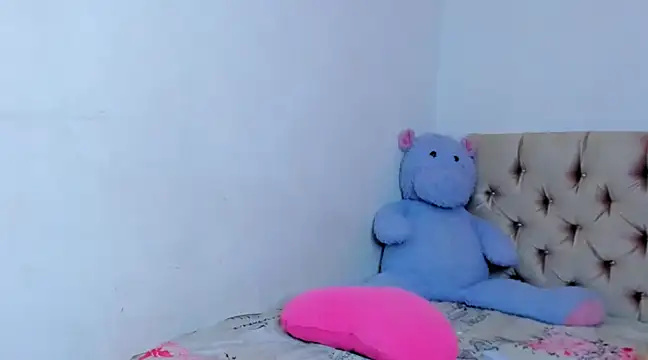 Snapshot of StassieBell chatting on 01-08-25, 05:37 StassieBell online show from 01-08-25, 05:37