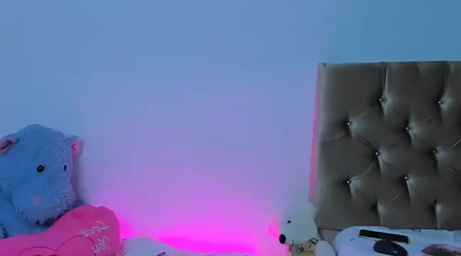 Snapshot of StassieBell chatting on 02-13-25, 04:00 StassieBell online show from 02-13-25, 04:00