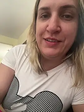 Snapshot of Bia_sexynovaes chatting on 12-20-25, 06:26 Bia sexynovaes online show from 12-20-25, 06:26