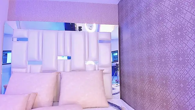 Valery Foxx  online show from 12-17-24, 12:11