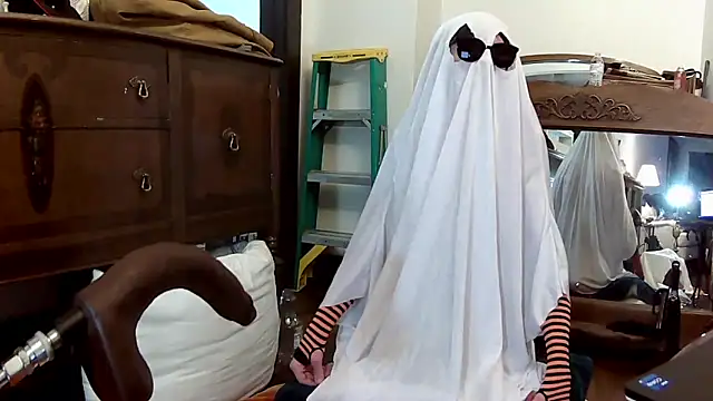 Snapshot of MaxJr8008 chatting on 10-30-25, 06:59 MaxJr8008 online show from 10-30-25, 06:59