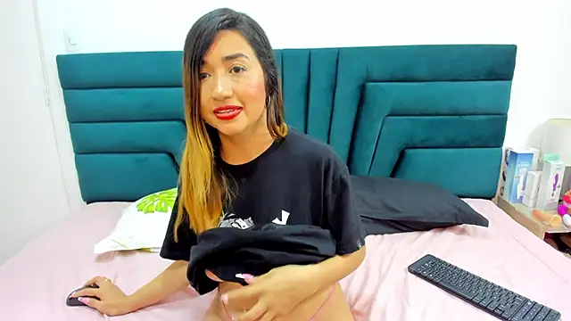 Snapshot of LisaWhite_ chatting on 03-04-25, 04:27 LisaWhite online show from 03-04-25, 04:27