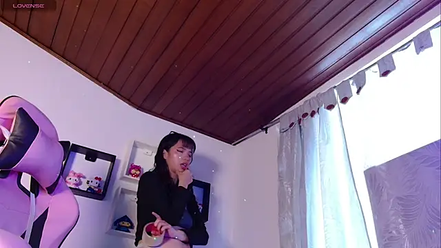 Snapshot of evie_cloud chatting on 12-20-25, 04:14 evie cloud online show from 12-20-25, 04:14