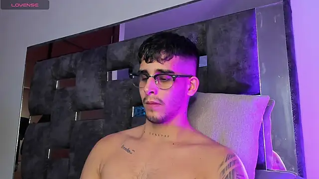 Snapshot of iamcamiloo_ chatting on 03-19-25, 03:52 iamcamiloo online show from 03-19-25, 03:52