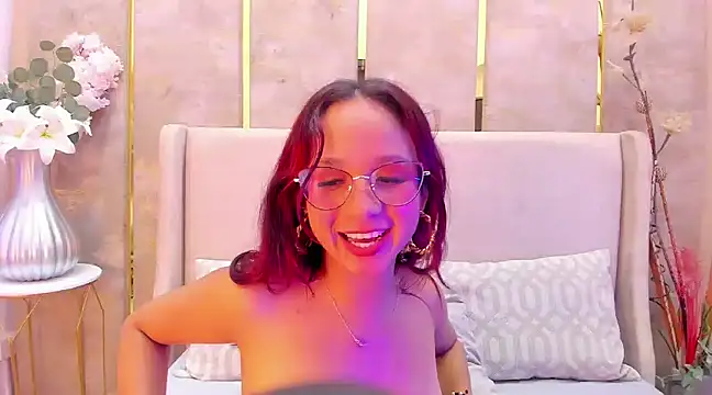 Snapshot of MelanieRoah chatting on 03-22-25, 01:54 MelanieRoah online show from 03-22-25, 01:54