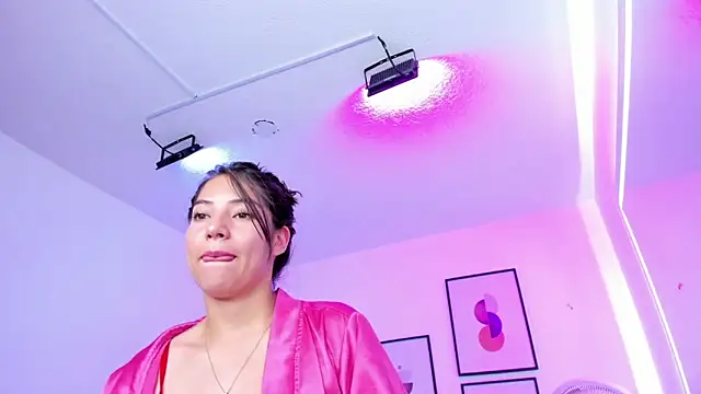 Snapshot of Ema_louis_ chatting on 01-19-25, 03:42 Ema louis online show from 01-19-25, 03:42