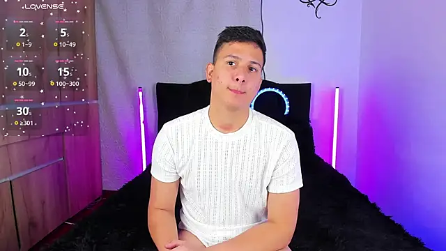 Snapshot of ANDREZALVAREZ chatting on 01-17-26, 06:29 ANDREZALVAREZ online show from 01-17-26, 06:29